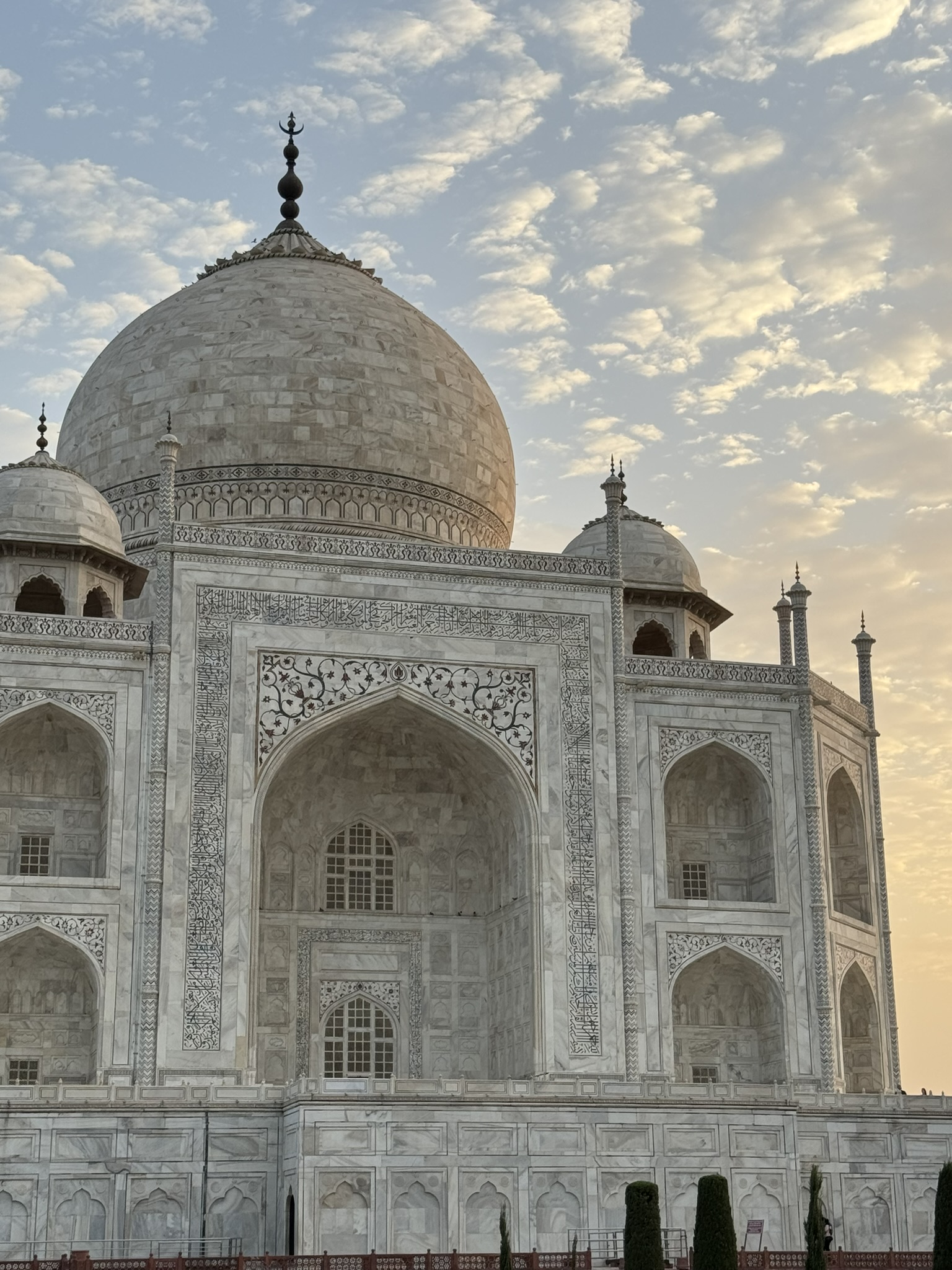 Impresionante vista del Taj Mahal en Agra, India, mostrando su magnífica arquitectura y jardines bien cuidados